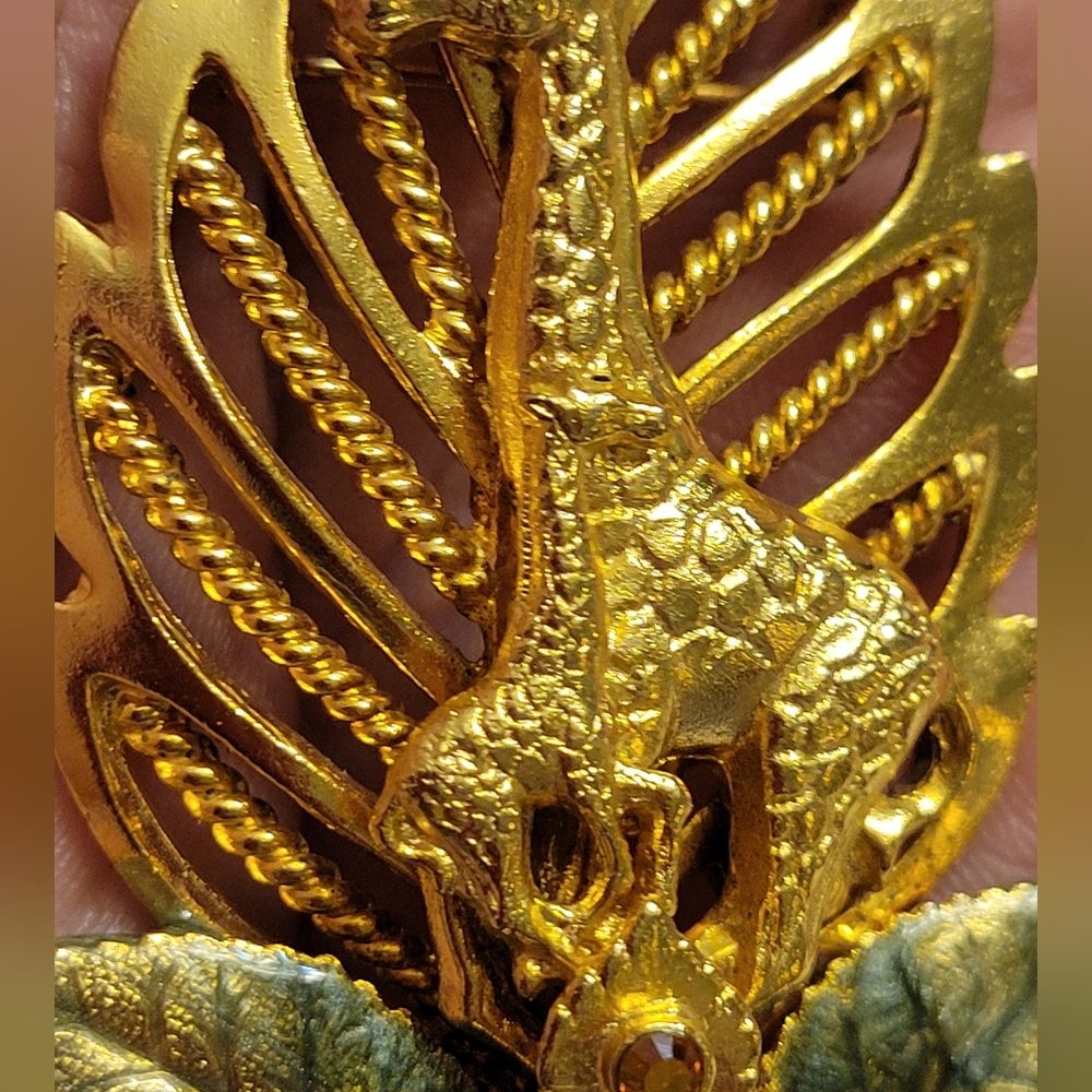 Vintage Giraffe on Gold-Tone Leaf Brooch Marked KC - Picture 5 of 7